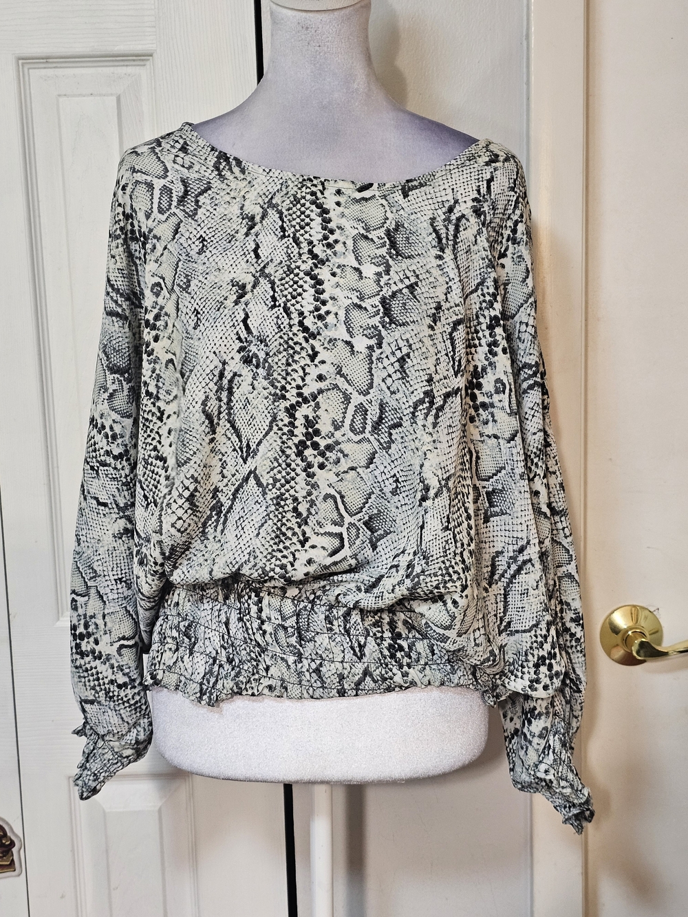 Vince Camuto Black & White Snake-Print Blouson Top